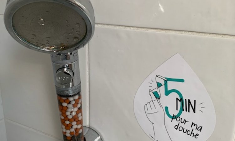 douche adaptée  vec un débit maitriséet conseil de durée de douche